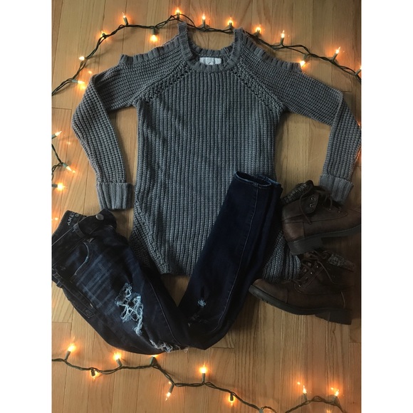 Pink Rose Tops - Super cute cold shoulder sweater // Size small